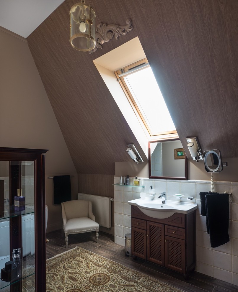 Идея дизайна: маленькая ванная комната в классическом стиле с темными деревянными фасадами, белой плиткой, керамической плиткой, коричневыми стенами, полом из керамической плитки и монолитной раковиной для на участке и в саду
