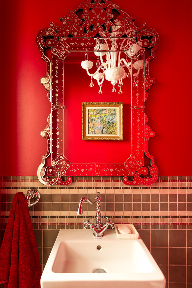 Immagine di una stanza da bagno boho chic con pareti rosse
