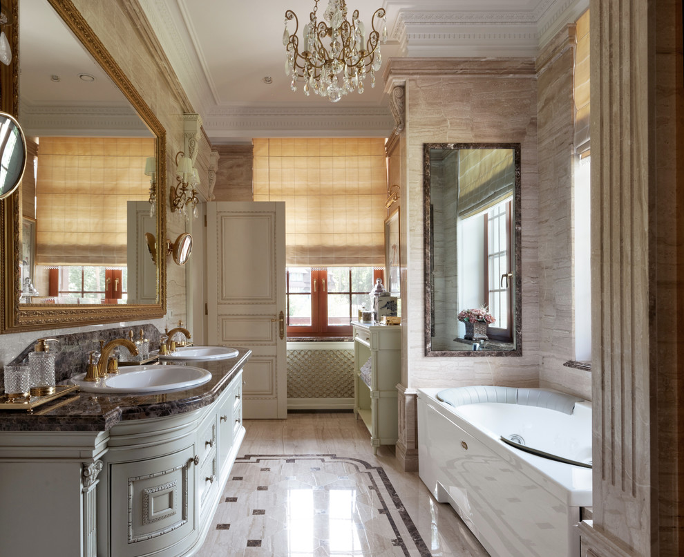 Свежая идея для дизайна: главная ванная комната в классическом стиле с белыми фасадами и накладной раковиной - отличное фото интерьера