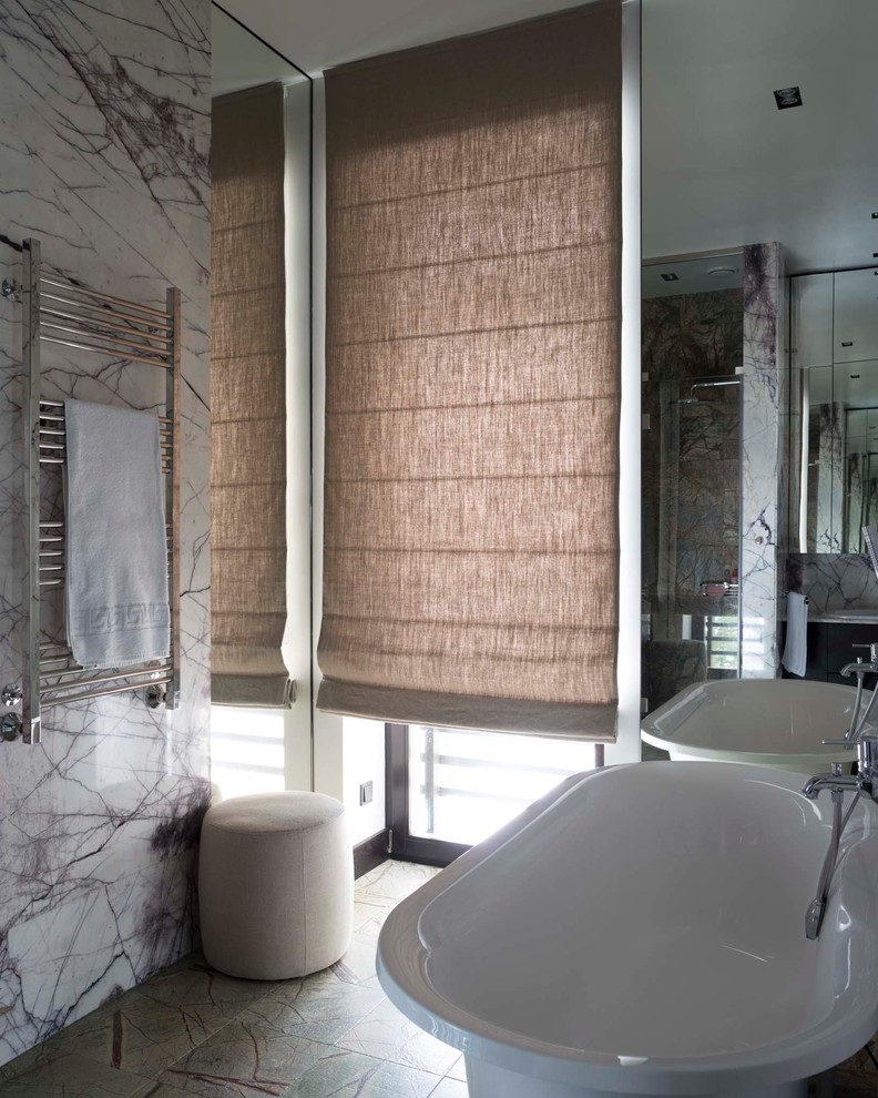 Пример оригинального дизайна: ванная комната в современном стиле с отдельно стоящей ванной