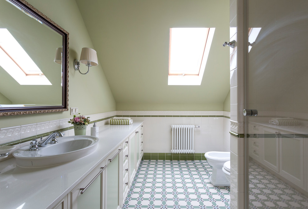 Imagen de cuarto de baño tradicional renovado con ducha empotrada, lavabo encastrado, armarios con paneles empotrados, puertas de armario verdes, bidé, paredes verdes, aseo y ducha, suelo verde y encimeras blancas