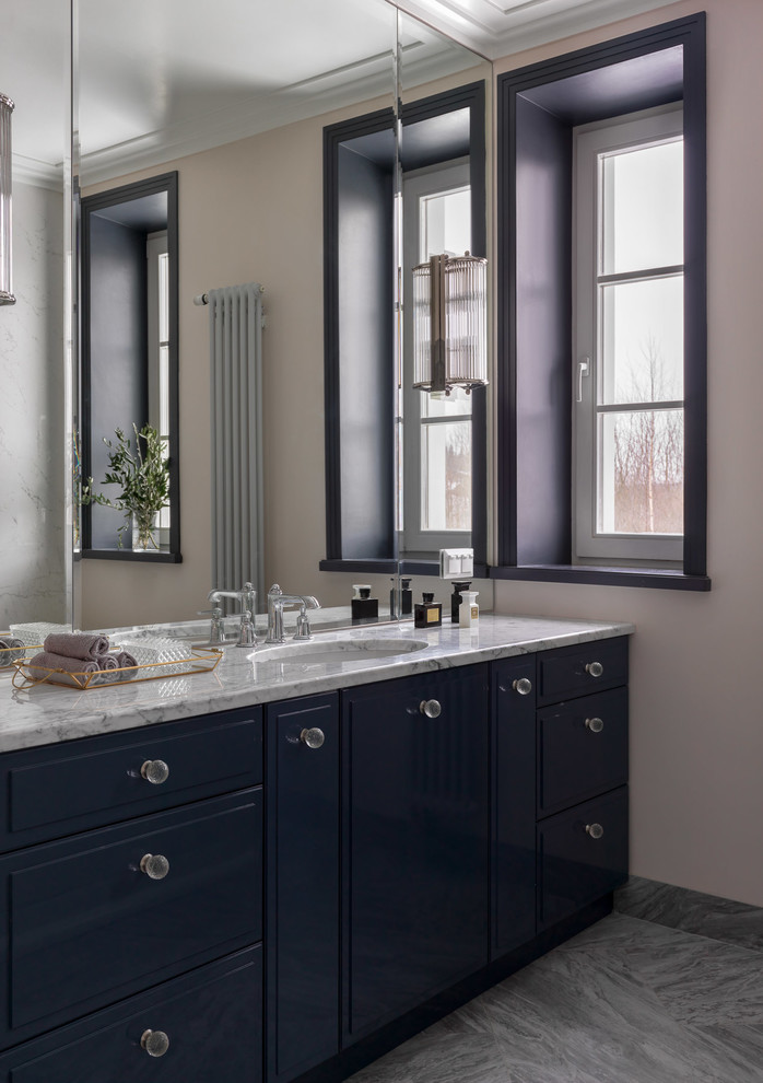 На фото: ванная комната в современном стиле с врезной раковиной и серым полом с