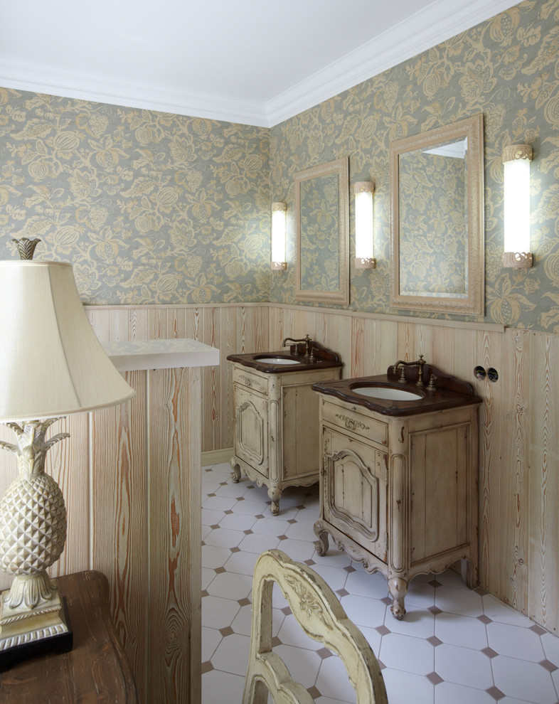 Modelo de cuarto de baño clásico con puertas de armario con efecto envejecido y lavabo bajoencimera