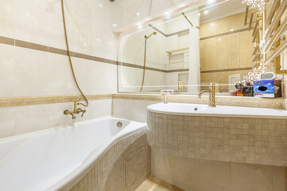 Idée de décoration pour une salle de bain principale tradition de taille moyenne avec des portes de placard beiges, un carrelage beige, mosaïque, une baignoire en alcôve, un combiné douche/baignoire et un lavabo intégré.