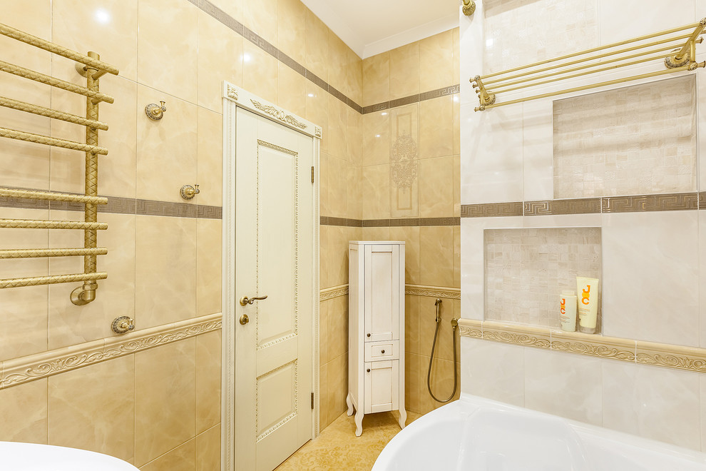 Idées déco pour une salle de bain principale classique de taille moyenne avec un combiné douche/baignoire, un carrelage beige, mosaïque et un sol en carrelage de céramique.