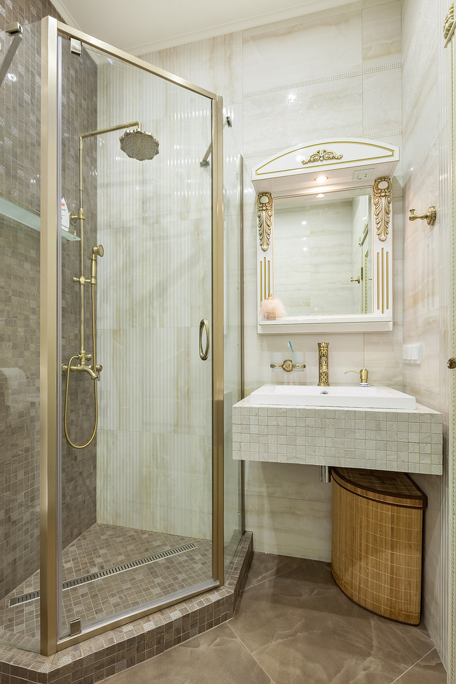 Пример оригинального дизайна: ванная комната среднего размера в стиле неоклассика (современная классика) с угловым душем, коричневой плиткой, душевой кабиной, накладной раковиной, коричневым полом и душем с распашными дверями