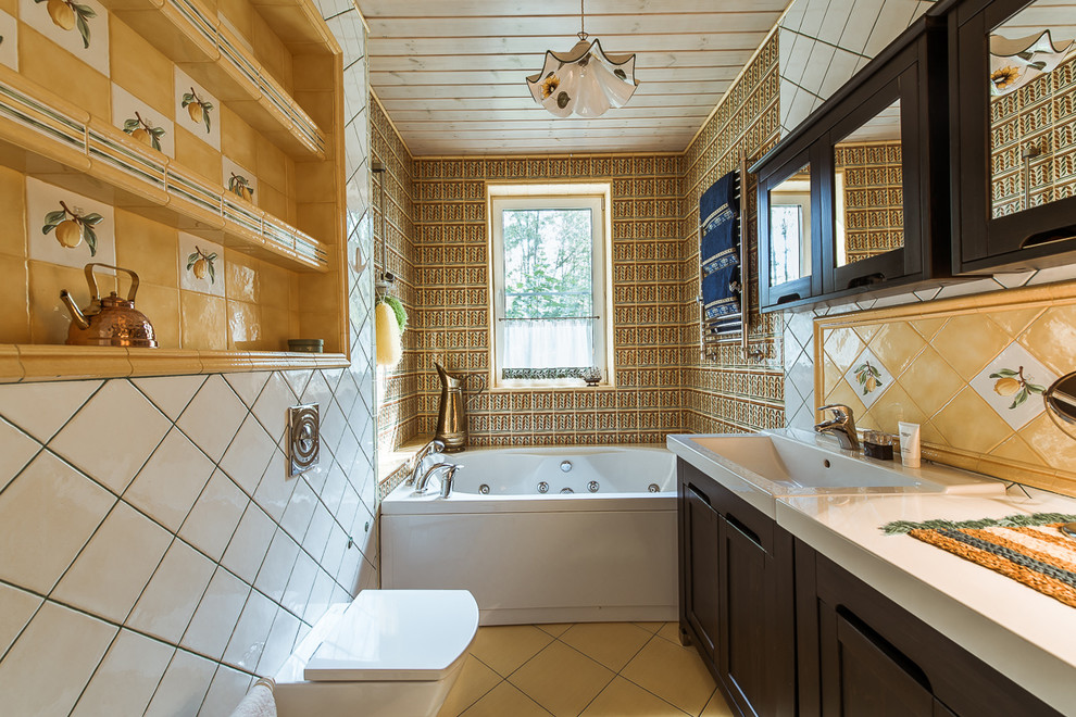 Ispirazione per una stanza da bagno padronale country con piastrelle gialle, piastrelle in ceramica, pavimento con piastrelle in ceramica, pavimento giallo e vasca idromassaggio