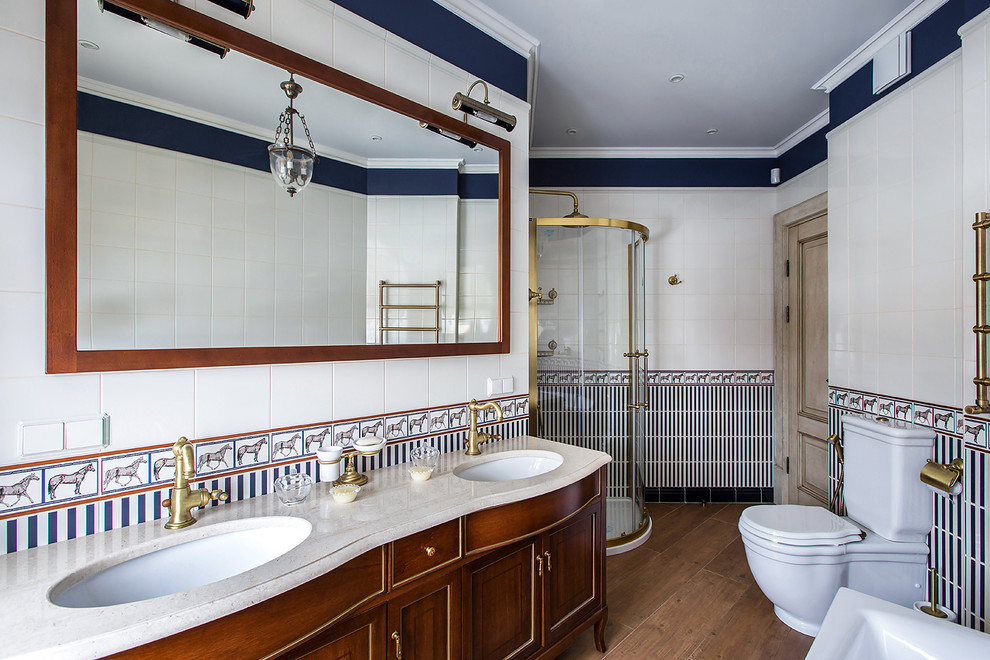 Пример оригинального дизайна: ванная комната в классическом стиле с угловым душем и раздельным унитазом