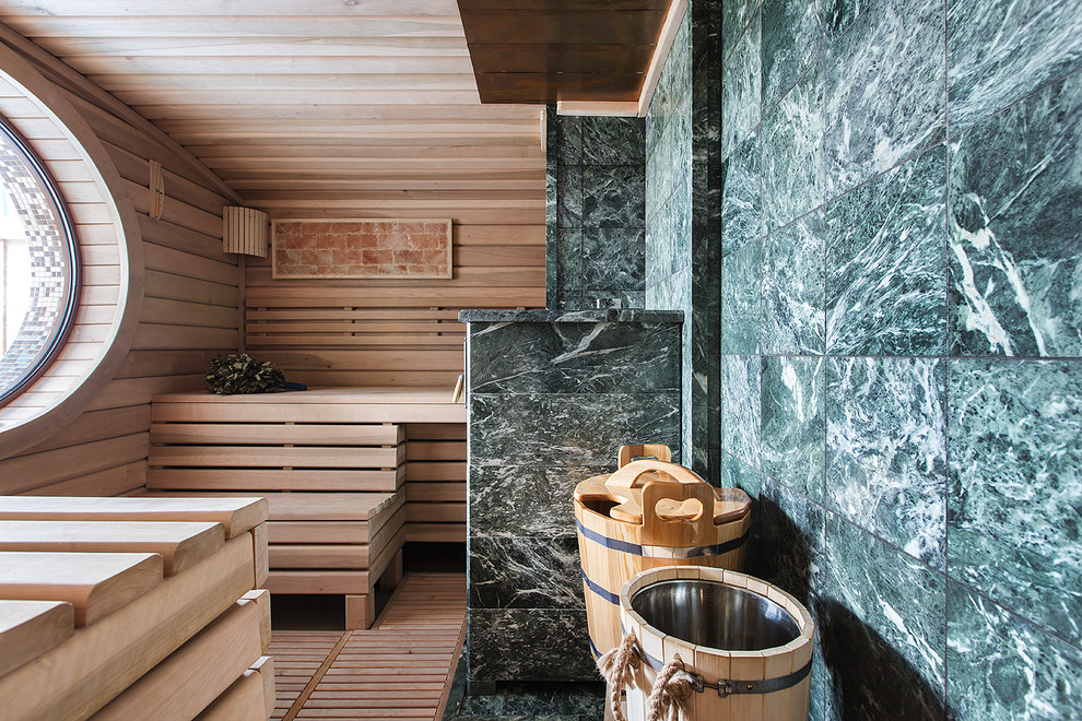 Свежая идея для дизайна: баня и сауна в современном стиле с зеленой плиткой, бежевыми стенами, светлым паркетным полом и бежевым полом - отличное фото интерьера