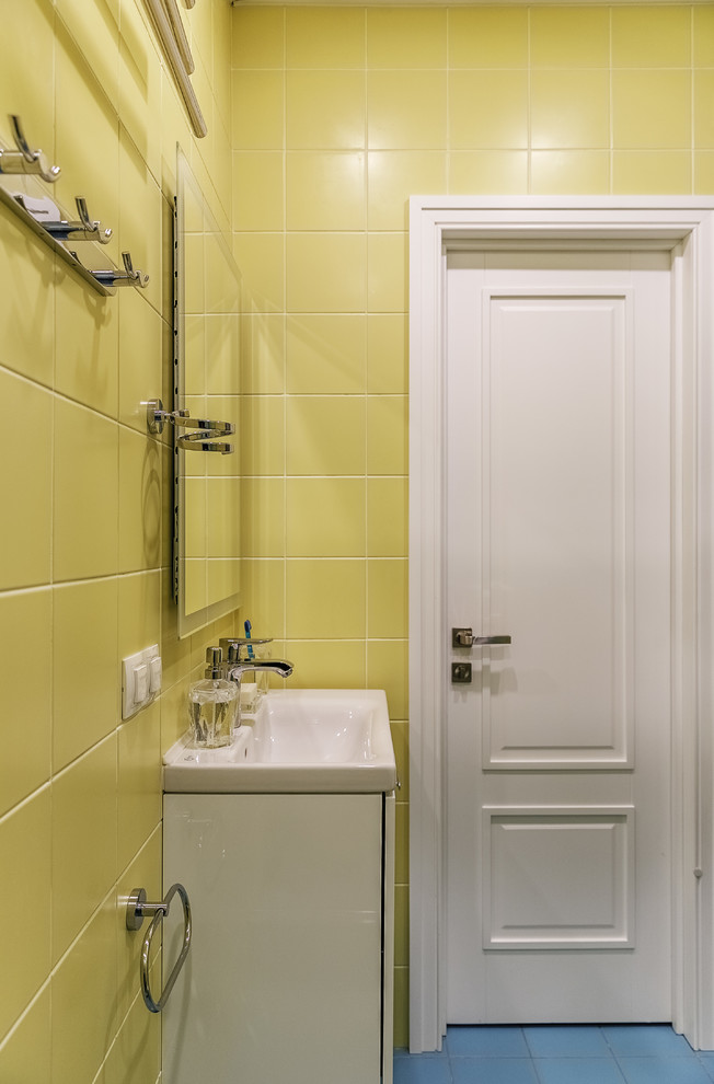 Идея дизайна: ванная комната в современном стиле с желтой плиткой и монолитной раковиной