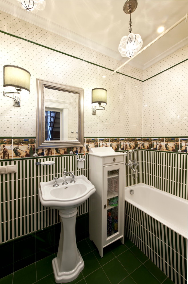 Стильный дизайн: главная ванная комната в стиле кантри с разноцветной плиткой, зеленой плиткой, полом из керамической плитки, раковиной с пьедесталом, душем над ванной и зеленым полом - последний тренд