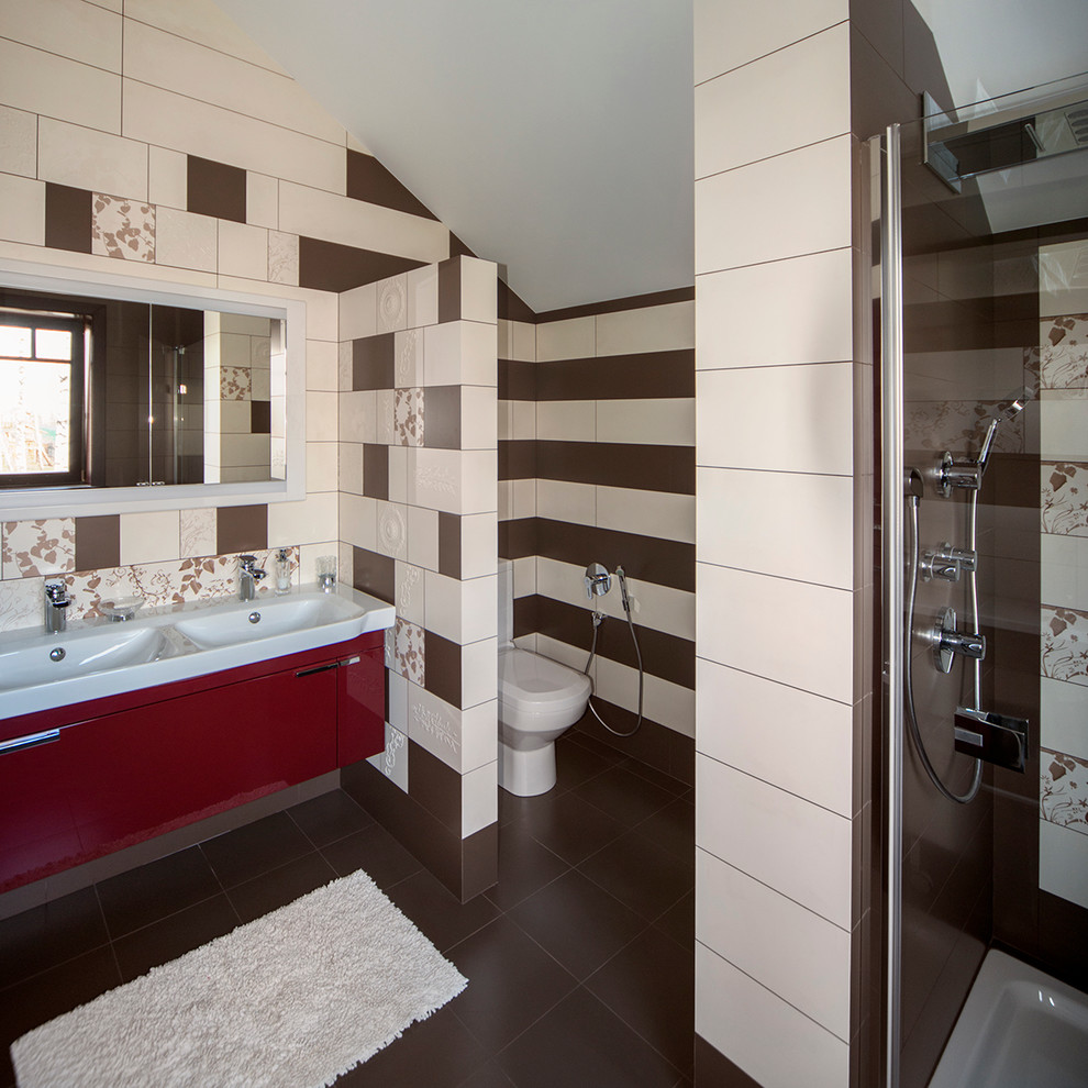 Идея дизайна: ванная комната среднего размера в современном стиле с плоскими фасадами, красными фасадами, душем в нише, унитазом-моноблоком, коричневой плиткой, керамической плиткой, полом из керамической плитки, душевой кабиной, столешницей из ламината, разноцветными стенами и накладной раковиной