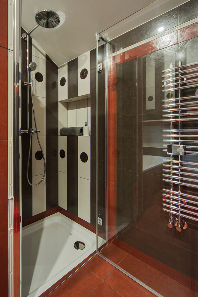 Пример оригинального дизайна: детская ванная комната среднего размера в современном стиле с плоскими фасадами, коричневыми фасадами, полновстраиваемой ванной, душем в нише, унитазом-моноблоком, коричневой плиткой, керамической плиткой, коричневыми стенами, полом из керамической плитки, настольной раковиной и столешницей из ламината
