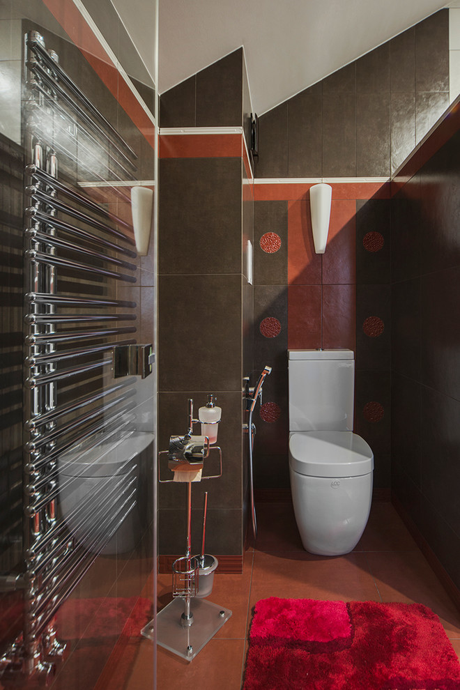 Свежая идея для дизайна: детская ванная комната среднего размера в современном стиле с плоскими фасадами, коричневыми фасадами, полновстраиваемой ванной, душем в нише, унитазом-моноблоком, коричневой плиткой, керамической плиткой, коричневыми стенами, полом из керамической плитки, настольной раковиной, столешницей из ламината и гигиеническим душем - отличное фото интерьера