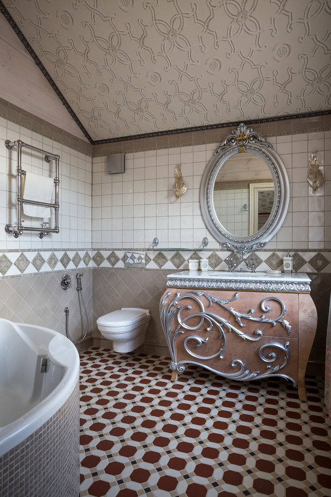 Réalisation d'une salle de bain bohème avec des carreaux de céramique, un mur blanc, un lavabo encastré, un plan de toilette en surface solide et une baignoire posée.