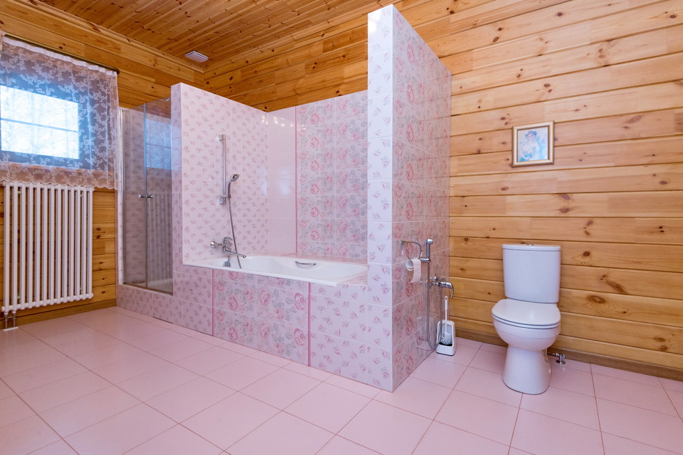 Immagine di una grande stanza da bagno padronale chic con vasca ad alcova, doccia alcova, WC a due pezzi, piastrelle rosa, piastrelle in ceramica, pareti gialle, pavimento con piastrelle in ceramica, lavabo a colonna, pavimento rosa e porta doccia a battente