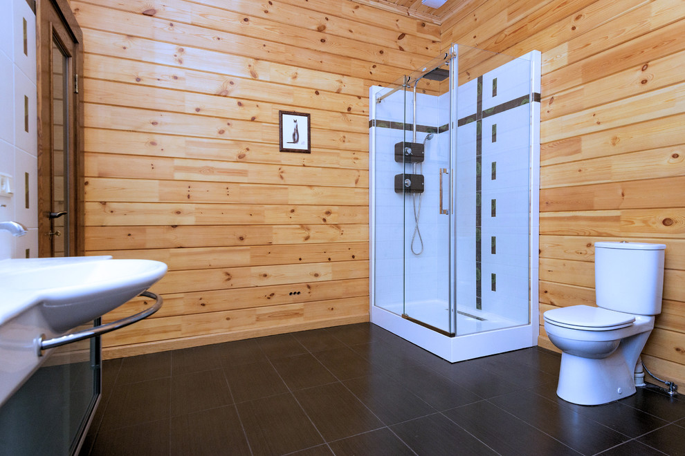 Идея дизайна: большая главная ванная комната в классическом стиле с ванной в нише, душем в нише, раздельным унитазом, розовой плиткой, керамической плиткой, желтыми стенами, полом из керамической плитки, раковиной с пьедесталом, розовым полом и душем с распашными дверями