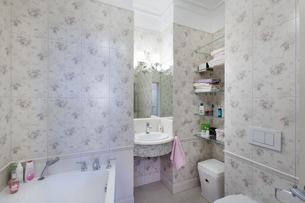Стильный дизайн: ванная комната среднего размера в стиле неоклассика (современная классика) - последний тренд