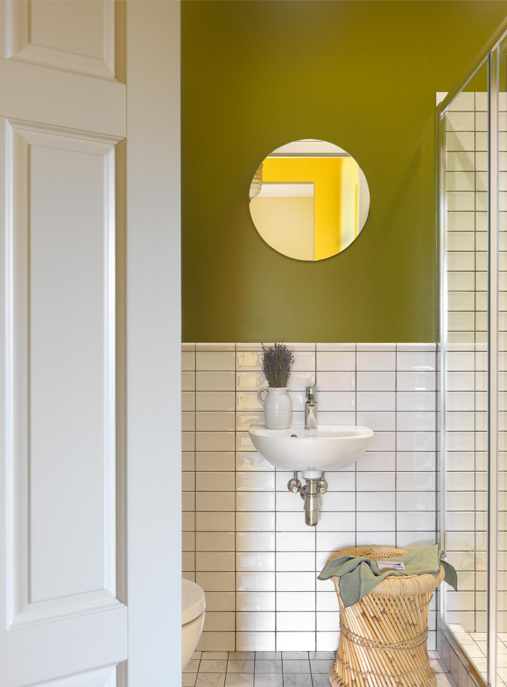 Imagen de cuarto de baño mediterráneo con paredes verdes
