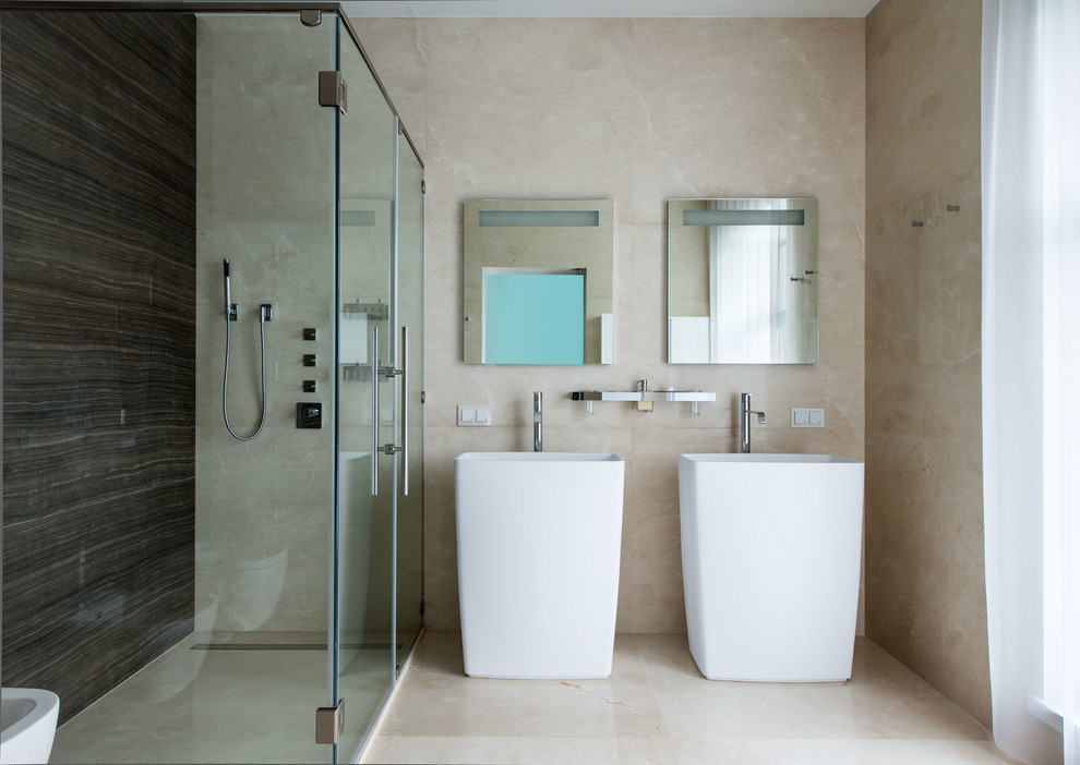 Пример оригинального дизайна: большая ванная комната в современном стиле с угловым душем, мраморным полом, душевой кабиной, бежевым полом и душем с распашными дверями