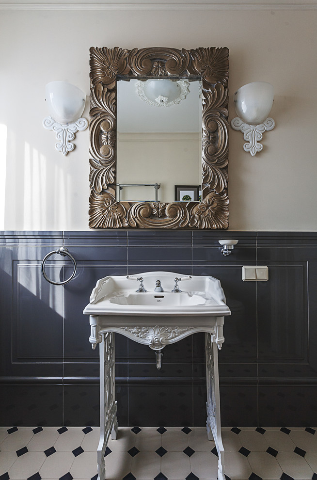 Immagine di una stanza da bagno classica con piastrelle blu, piastrelle bianche e lavabo a consolle