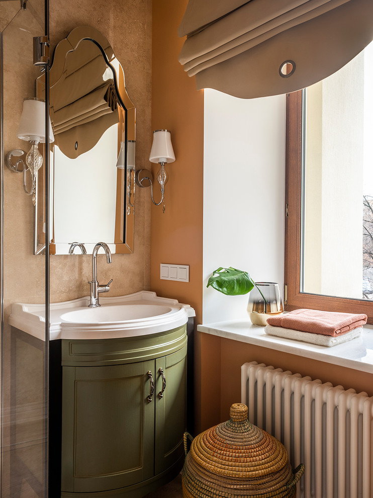 Klassisk inredning av ett vit vitt badrum, med luckor med infälld panel, gröna skåp, brun kakel, orange väggar och ett integrerad handfat