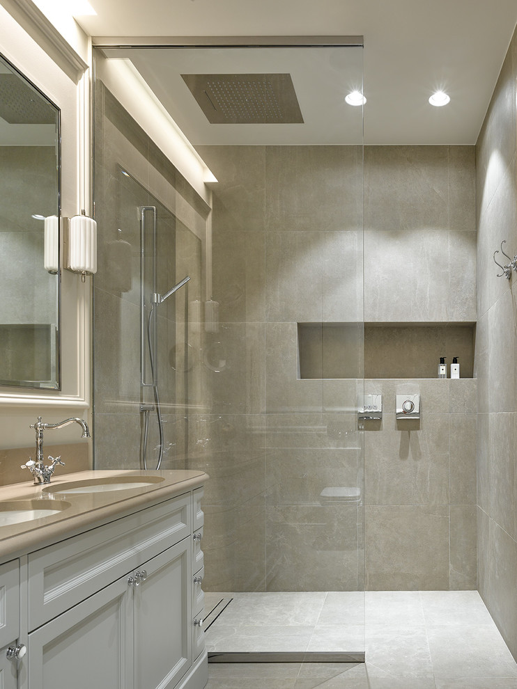 Стильный дизайн: ванная комната в стиле неоклассика (современная классика) с фасадами с утопленной филенкой, белыми фасадами, душем без бортиков, серой плиткой, душевой кабиной, врезной раковиной, серым полом и открытым душем - последний тренд