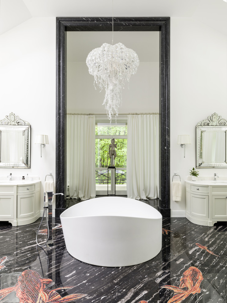 Ispirazione per una stanza da bagno padronale chic con ante con riquadro incassato, ante bianche, vasca freestanding, pareti bianche e pavimento in marmo