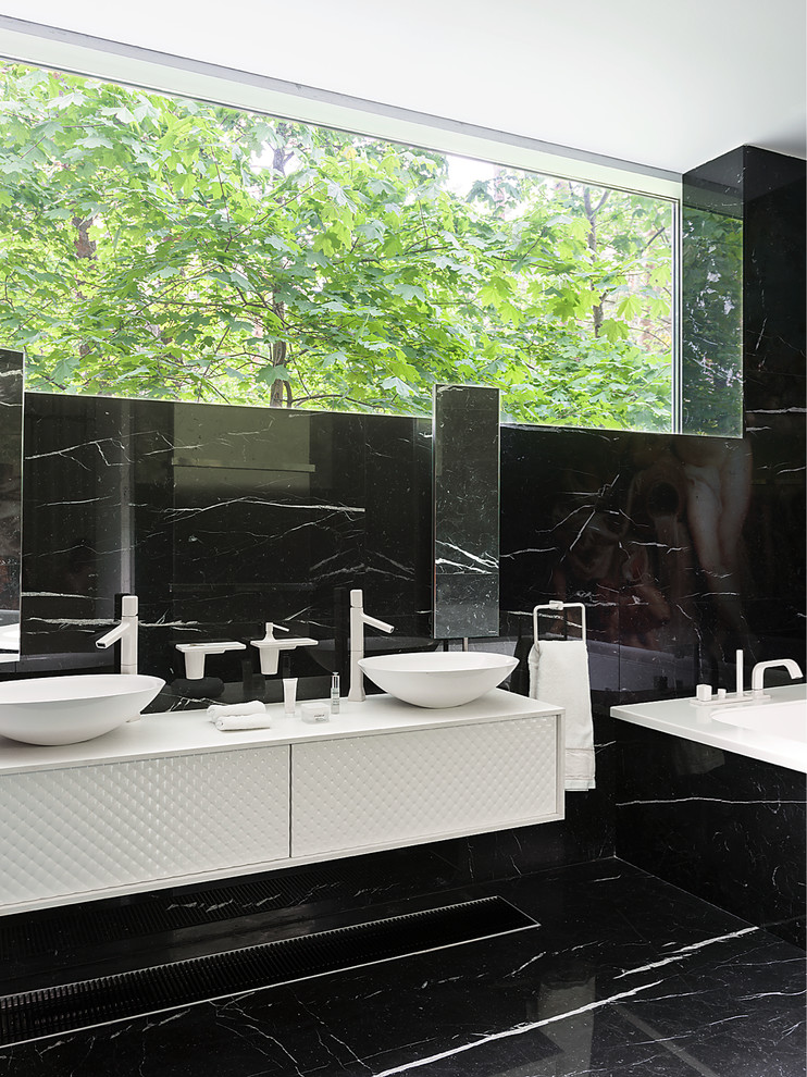 Idéer för att renovera ett funkis en-suite badrum, med vita skåp, svart kakel, stenhäll, svarta väggar, marmorgolv och ett fristående handfat