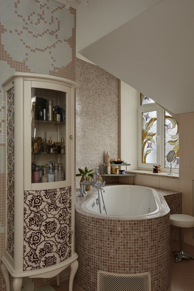 Идея дизайна: главная ванная комната среднего размера в стиле неоклассика (современная классика) с полновстраиваемой ванной, угловым душем, раздельным унитазом, розовой плиткой, плиткой мозаикой, розовыми стенами, полом из керамической плитки, настольной раковиной, розовым полом и душем с раздвижными дверями