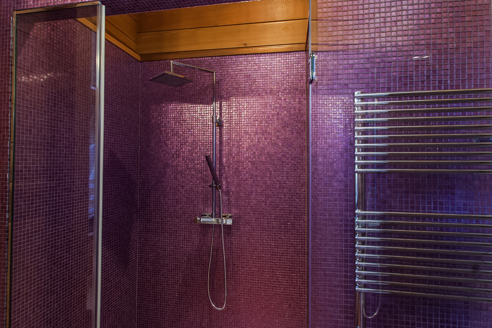 Esempio di una stanza da bagno per bambini minimal di medie dimensioni con doccia alcova, piastrelle multicolore, piastrelle a mosaico e pareti viola