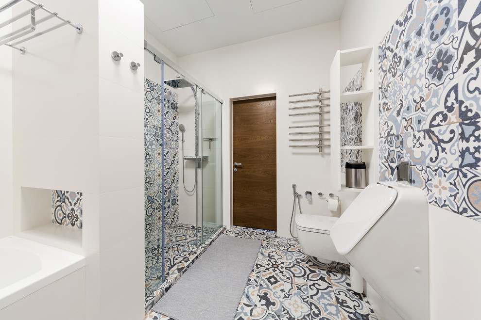 Exempel på ett mellanstort badrum för barn, med flerfärgad kakel, keramikplattor, vita väggar, klinkergolv i keramik, flerfärgat golv, dusch med skjutdörr, ett badkar i en alkov, en dusch i en alkov och ett urinoar