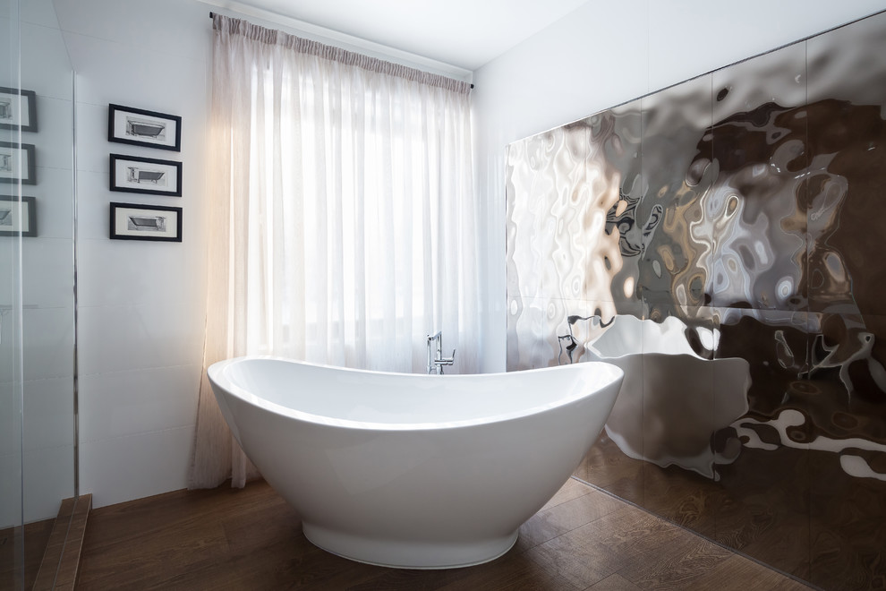 Идея дизайна: главная ванная комната среднего размера с отдельно стоящей ванной, керамической плиткой, белыми стенами, полом из керамогранита и коричневым полом