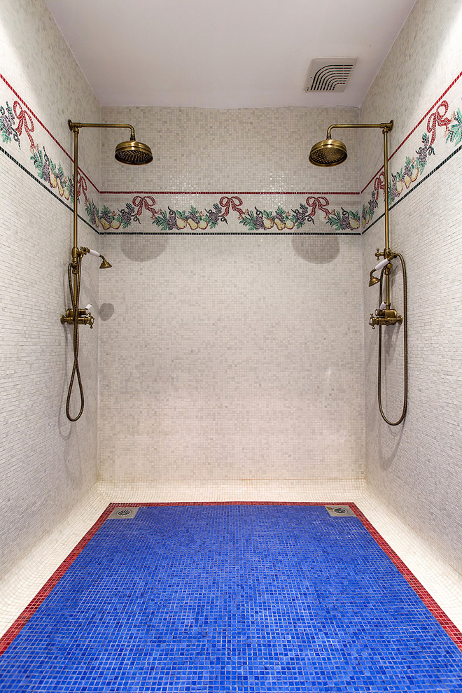 На фото: ванная комната в классическом стиле с двойным душем, синей плиткой, белой плиткой и плиткой мозаикой с