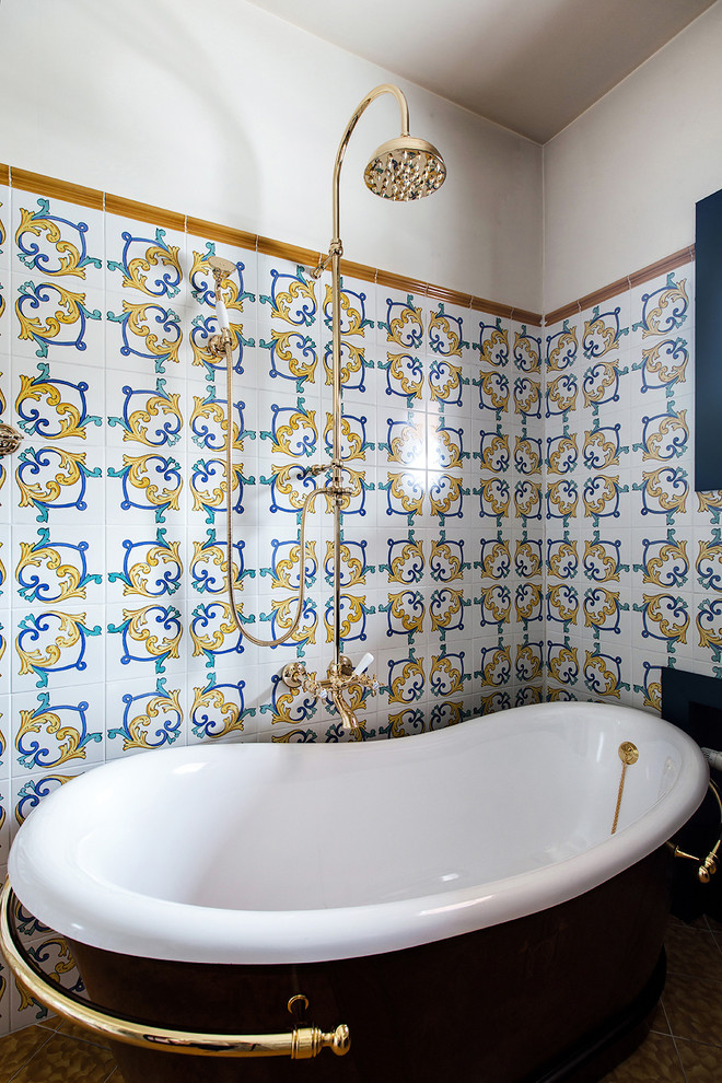 Idéer för ett klassiskt en-suite badrum, med en dusch/badkar-kombination och flerfärgad kakel