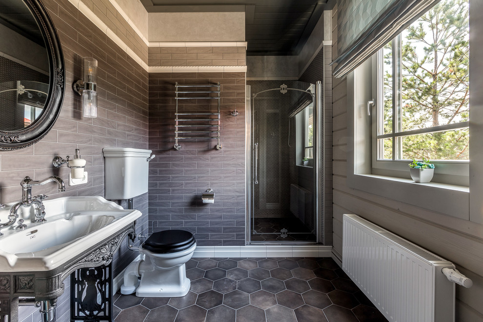 На фото: ванная комната среднего размера в стиле неоклассика (современная классика) с раздельным унитазом, коричневой плиткой, керамической плиткой, бежевыми стенами, полом из керамогранита, консольной раковиной, коричневым полом, душем в нише и душевой кабиной с