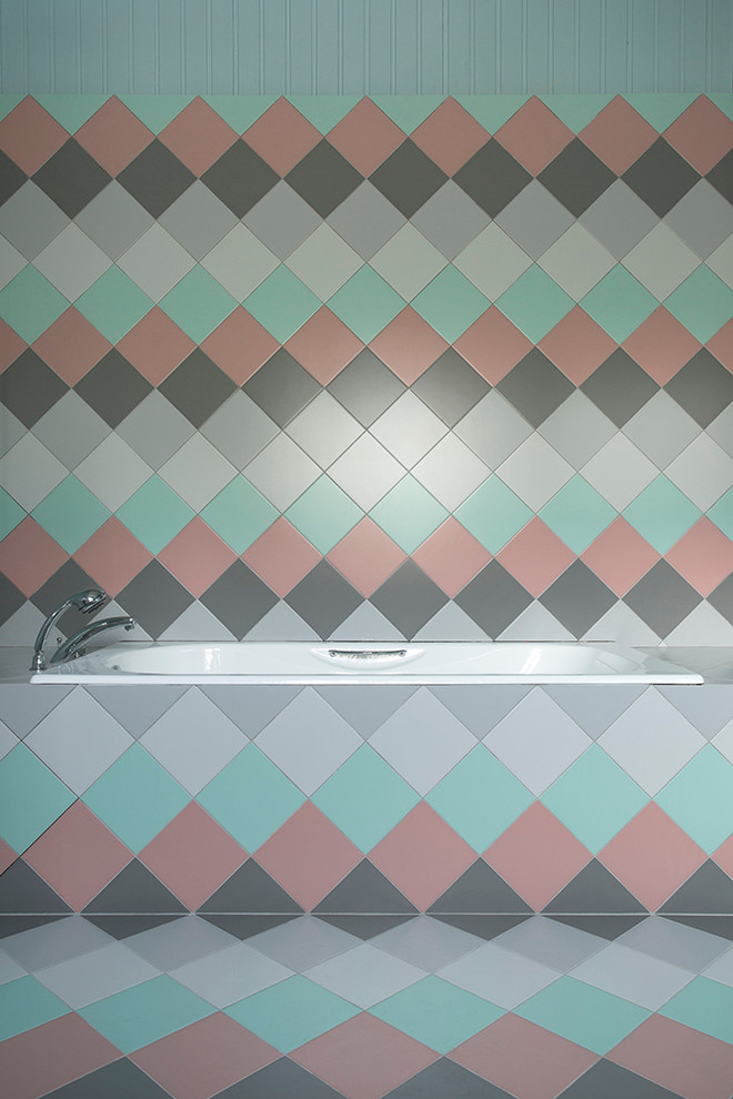 Источник вдохновения для домашнего уюта: ванная комната в современном стиле с накладной ванной и разноцветной плиткой