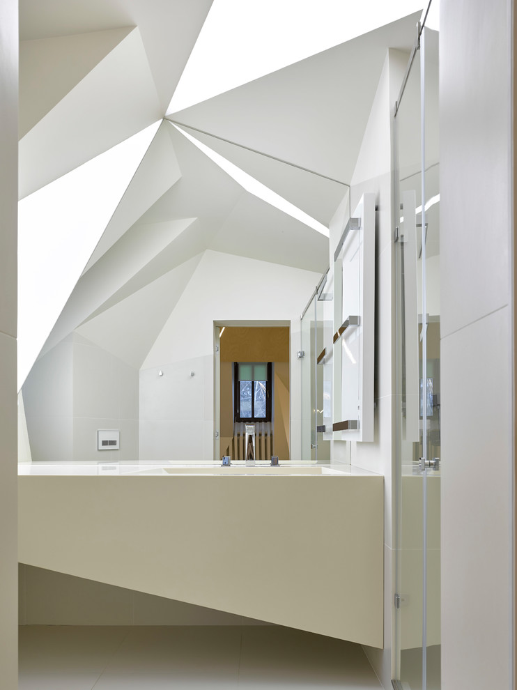 Стильный дизайн: ванная комната в современном стиле с душевой кабиной, монолитной раковиной, бежевым полом, белыми стенами и душем с распашными дверями - последний тренд