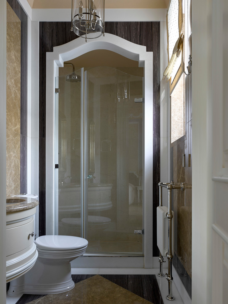 Modelo de cuarto de baño tradicional con ducha empotrada, aseo y ducha y ducha con puerta con bisagras