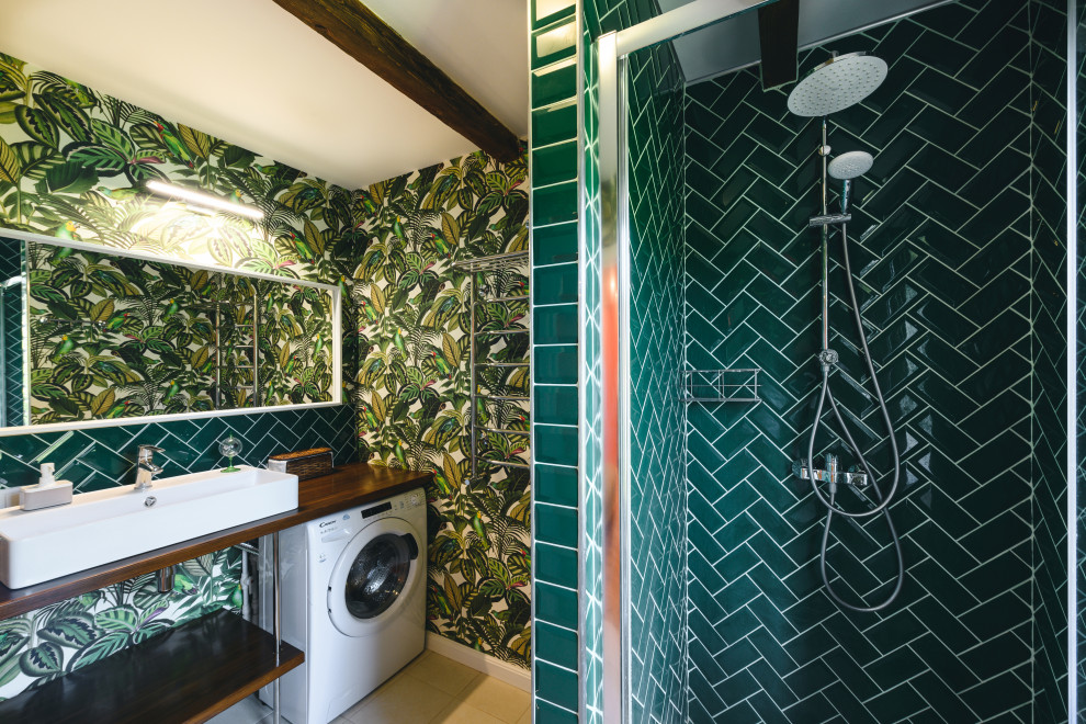 Foto på ett litet funkis brun badrum med dusch, med en dusch i en alkov, grön kakel, porslinskakel, gröna väggar, klinkergolv i porslin, träbänkskiva, beiget golv, dusch med gångjärnsdörr, skåp i mörkt trä och ett fristående handfat