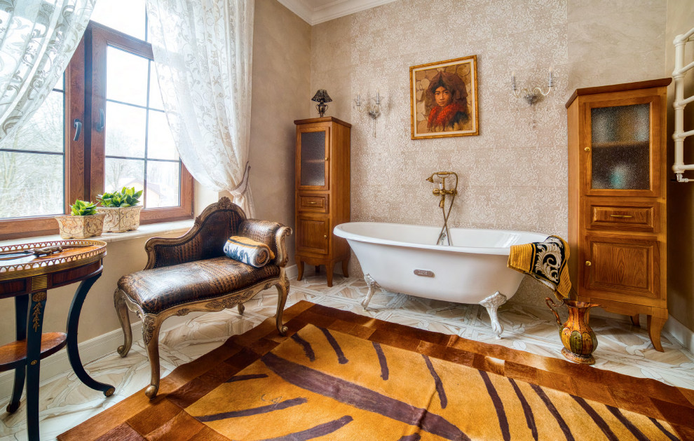 Inspiration för stora klassiska en-suite badrum, med ett badkar med tassar, beige kakel, porslinskakel, klinkergolv i porslin och beiget golv