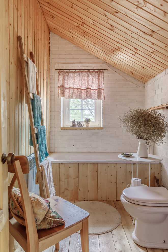 Idée de décoration pour une salle de bain principale champêtre avec une baignoire en alcôve, un carrelage blanc, un mur blanc, parquet clair, un sol beige et WC séparés.