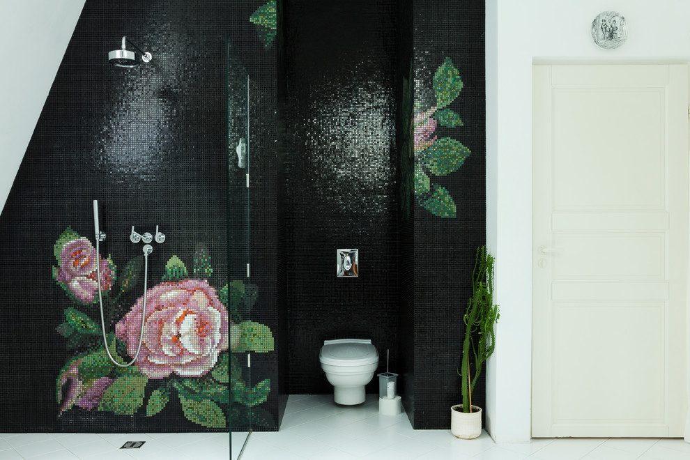 Esempio di una stanza da bagno contemporanea con doccia a filo pavimento, WC sospeso, piastrelle multicolore, piastrelle nere, piastrelle a mosaico e pareti bianche