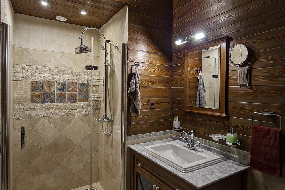 Landhaus Duschbad mit braunen Schränken, Duschnische, brauner Wandfarbe, Einbauwaschbecken, Falttür-Duschabtrennung und grauer Waschtischplatte in Moskau