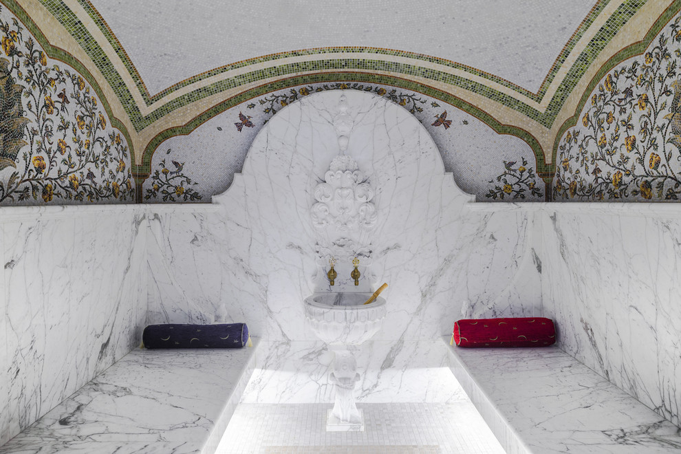 Idée de décoration pour une salle de bain méditerranéenne avec hammam.