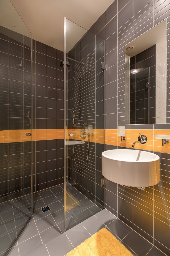 Свежая идея для дизайна: ванная комната в современном стиле с душем без бортиков, оранжевой плиткой, серой плиткой и подвесной раковиной - отличное фото интерьера