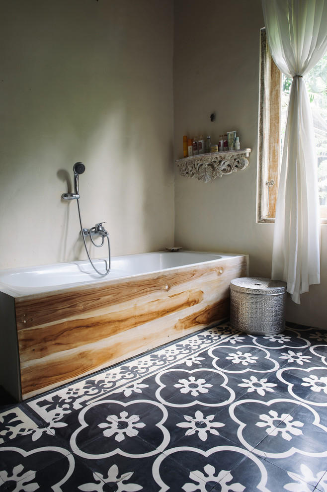 Imagen de cuarto de baño azulejo de dos tonos rural con baldosas y/o azulejos de cerámica, paredes beige, suelo de baldosas de cerámica, baldosas y/o azulejos blancas y negros y bañera encastrada