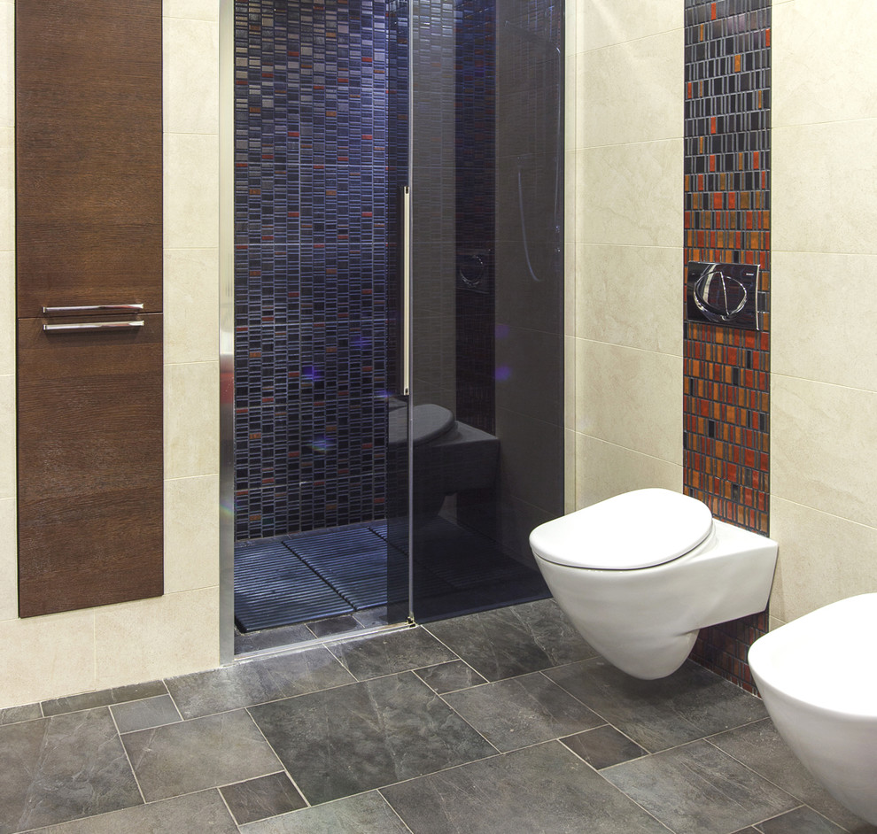Свежая идея для дизайна: ванная комната среднего размера в современном стиле с инсталляцией, бежевой плиткой, плиткой из травертина, полом из керамогранита, серым полом, душем в нише, душевой кабиной и душем с раздвижными дверями - отличное фото интерьера