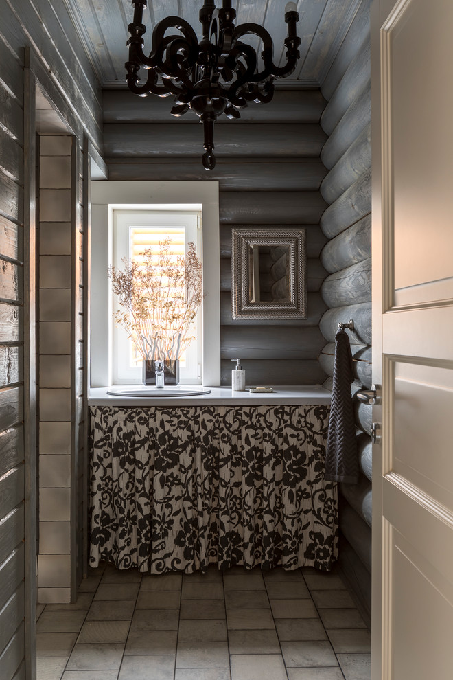 Imagen de cuarto de baño bohemio de tamaño medio con paredes grises, suelo de baldosas de cerámica, encimera de madera, suelo gris, lavabo encastrado y encimeras blancas