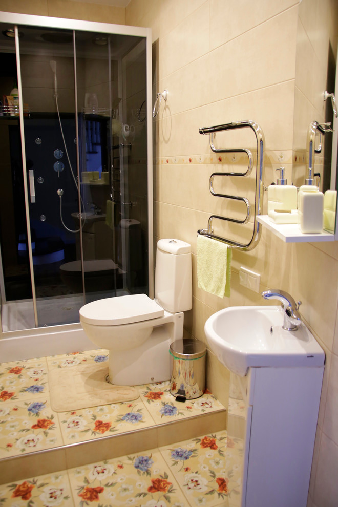 На фото: ванная комната среднего размера в современном стиле с разноцветной плиткой, керамической плиткой, бежевыми стенами, полом из керамической плитки и накладной раковиной